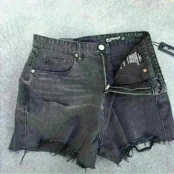 NWT Blanknyc The Reeve Distressed High Rise Ribcage Short Black Women's Size 27 - Picture 2 of 12